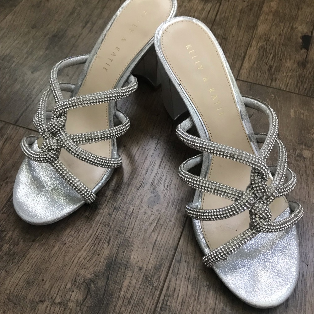 Kelly & Katie.  Silver.  Like New! Size 8.5